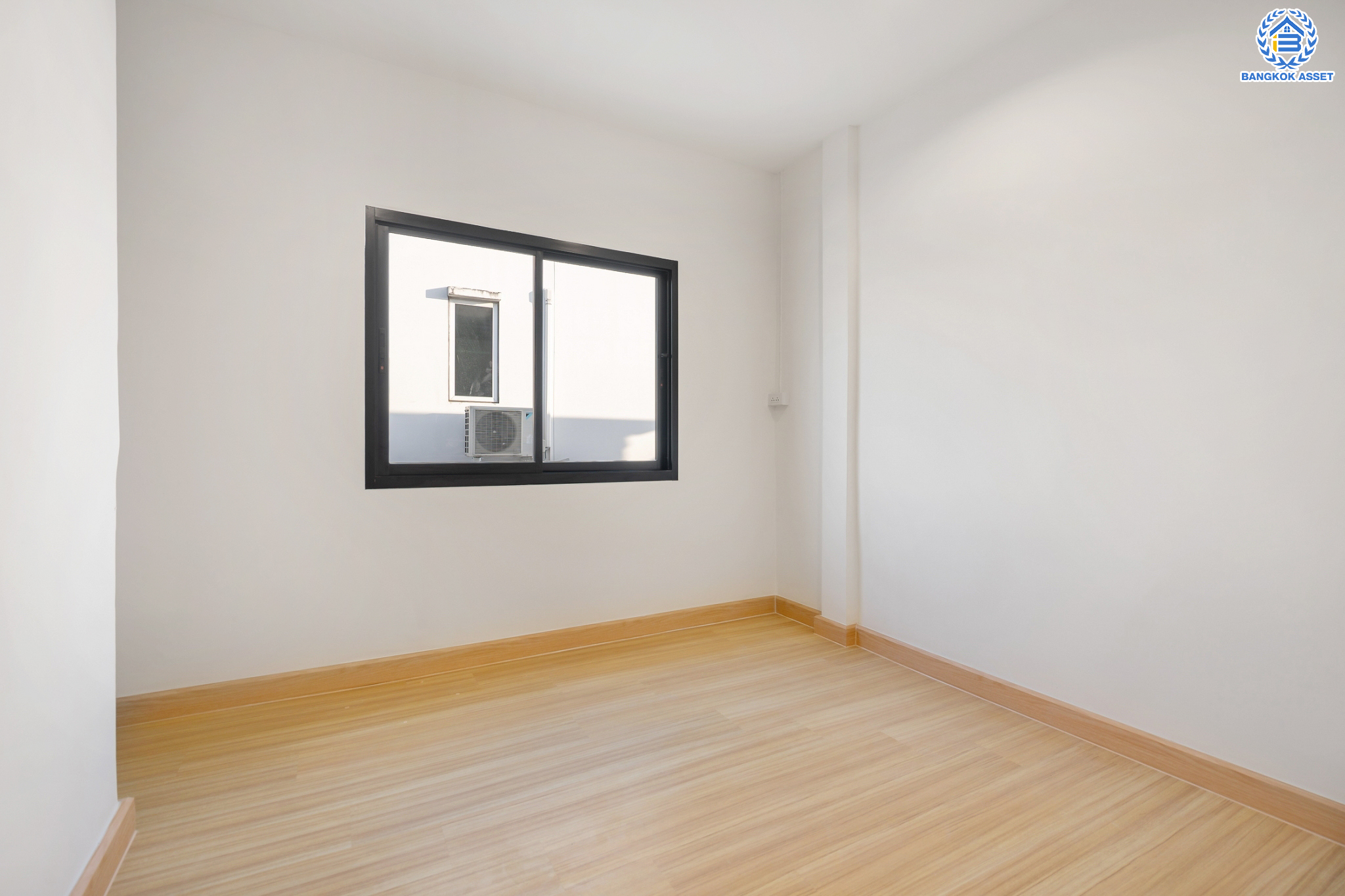 บ้านมือสองตกแต่งใหม่ ม.เกษราวิลล์ บางกรวย-ไทรน้อย ทาวน์เฮ้าส์ 2 ชั้น เนื้อที่ 16 ตร.ว. ฟังก์ชัน 2 ห้องนอน 2 ห้องน้ำ 1 ที่จอดรถ พร้อมเข้าอยู่ เดินทางสะดวก เข้า-ออกได้หลายเส้นทาง ทั้ง ถ.ราชพฤกษ์ และ ถ.ติวานนท์ ใกล้ทางด่วน "ศรีรัช" และรถไฟฟ้า "สถานีแยกติวานนท์"